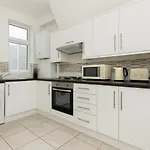 Stunning Two Bedroom Apartment In Acton